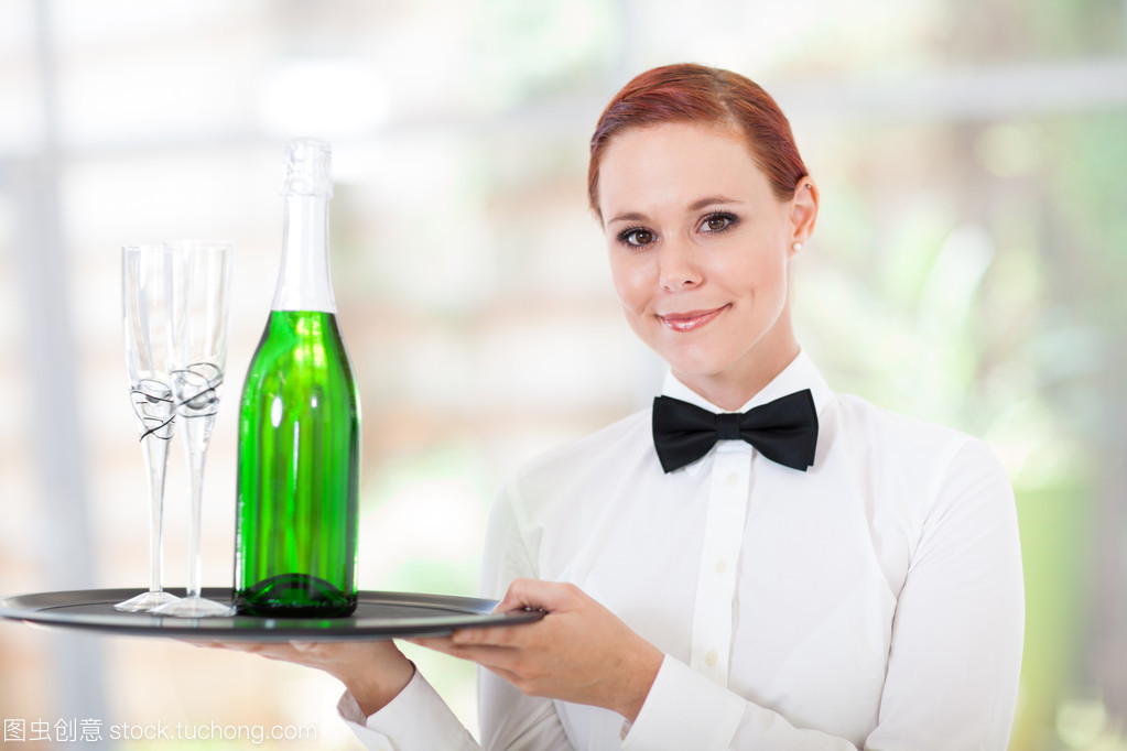 優雅品味之旅 年輕女服務員品鑒香檳的餐廳禮儀服務